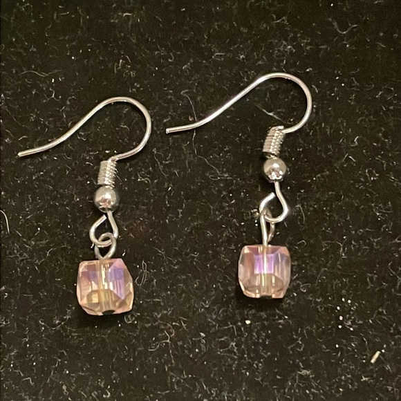 NWOT 1.25” hypoallergenic silver tone & pink lucite cube dangle drop earrings - Picture 11 of 12
